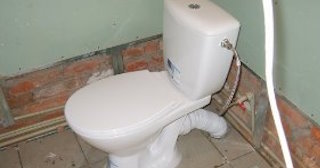 Установка приставного унитаза в Новодвинске - монтаж и подключение, СантехДомНвд от 5184 рублей