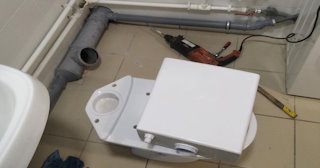 Установка напольного унитаза в Новодвинске: монтаж под ключ от СантехДомНвд от 5184 рублей.